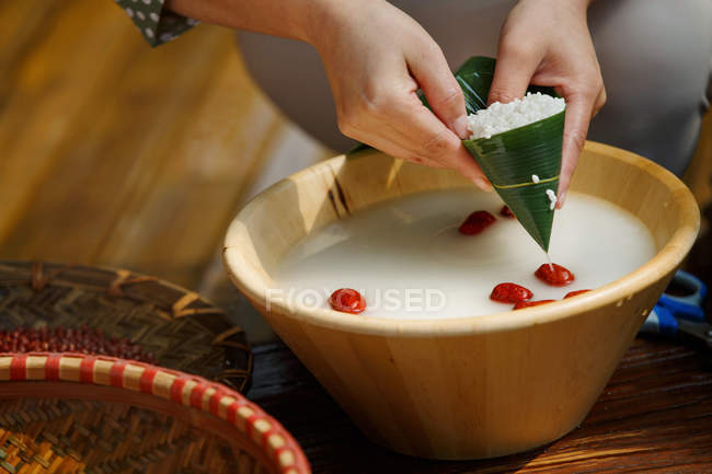 Ritagliato colpo di donna cucina tradizionale cinese piatto zongzi — Foto stock