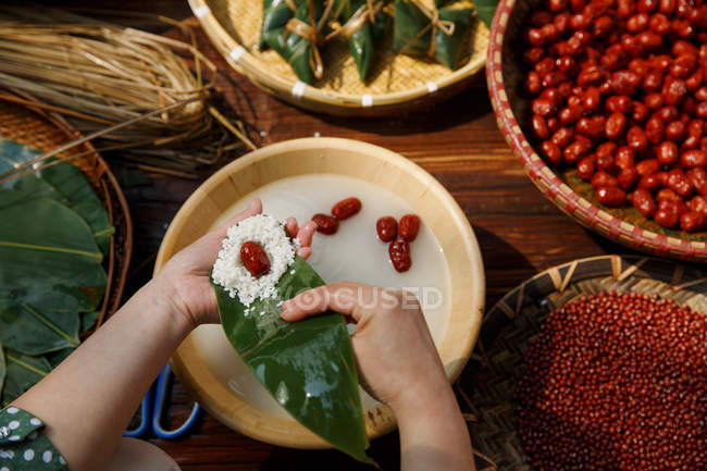 Обрізаний знімок жінки готує традиційну китайську страву Zongzi — стокове фото