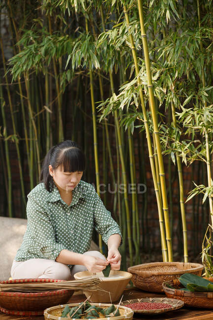 Mulheres de meia-idade estão fazendo zongzi — Fotografia de Stock
