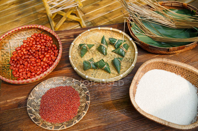 Vista de cerca de los ingredientes para el pudín de arroz tradicional chino - foto de stock