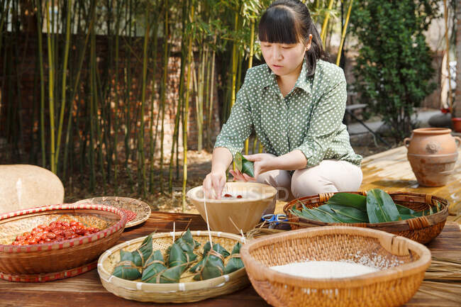 Mulheres de meia-idade estão fazendo zongzi — Fotografia de Stock