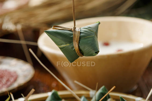 Vista de cerca de los ingredientes para el pudín de arroz tradicional chino - foto de stock