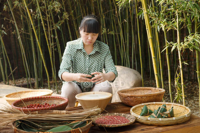 Middle-aged women are making zongzi — Stock Photo