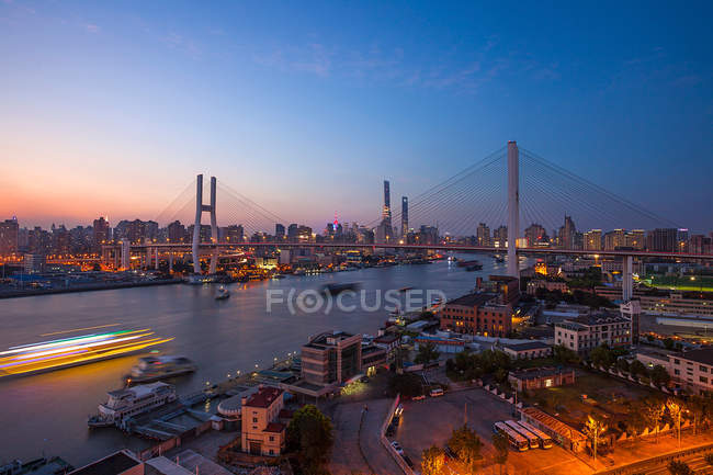 Increíble paisaje urbano y puente Nanpu en Shanghai - foto de stock