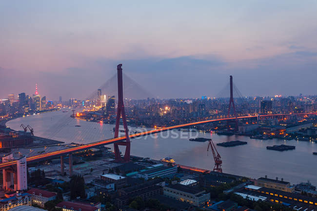 Yangpu-Brücke und städtische Architektur in Shanghai — Stockfoto