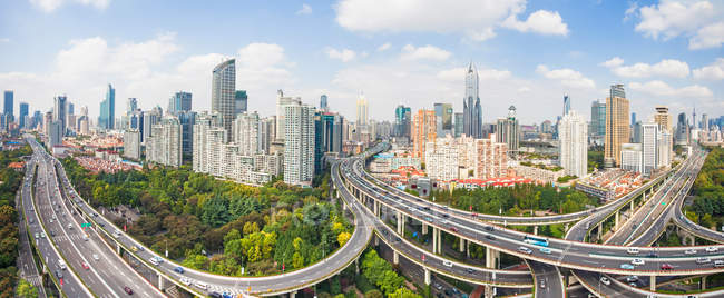 Vue aérienne de l'architecture moderne et du passage supérieur de Yanan Road, Shanghai — Photo de stock