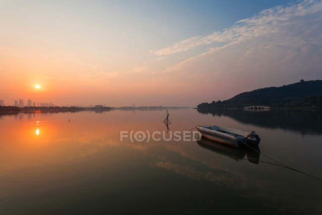 Paisaje del lago Lihu de Wuxi, provincia de Jiangsu, China - foto de stock