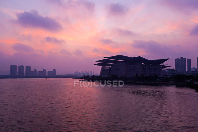 Wuxi Grand Theatre at sunset, Jiangsu Province, Китай — стокове фото