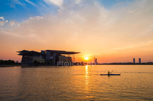 Wuxi Grand Theatre ao pôr do sol, província de Jiangsu, China — Fotografia de Stock