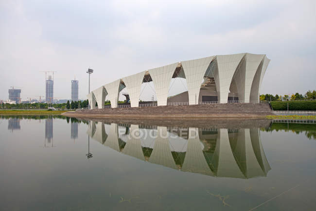 Architecture moderne du Shanghai Oriental Sports Center, Chine — Photo de stock