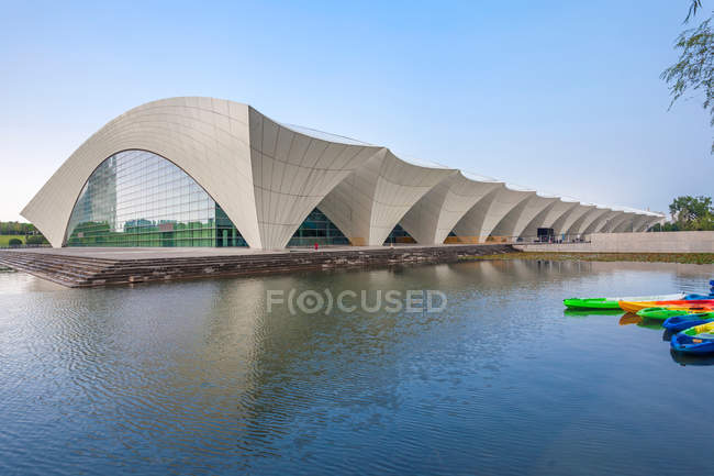 Architecture moderne du Shanghai Oriental Sports Center, Chine — Photo de stock