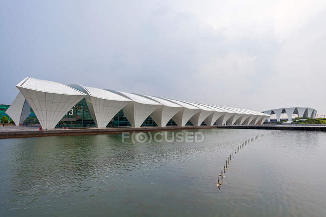 Arquitectura moderna de Shanghai Oriental Sports Center, China - foto de stock