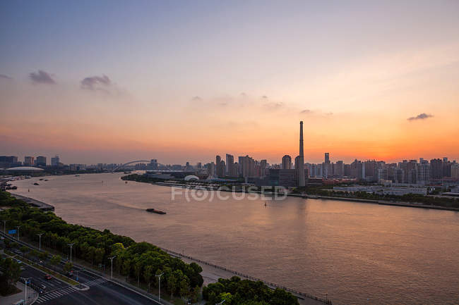 Vista aérea de la arquitectura urbana moderna y el paisaje urbano de Shanghai, Shanghái, China - foto de stock