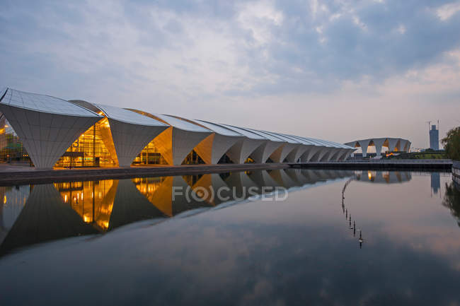 Современная архитектура Шанхайского восточного спортивного центра, Китай — стоковое фото