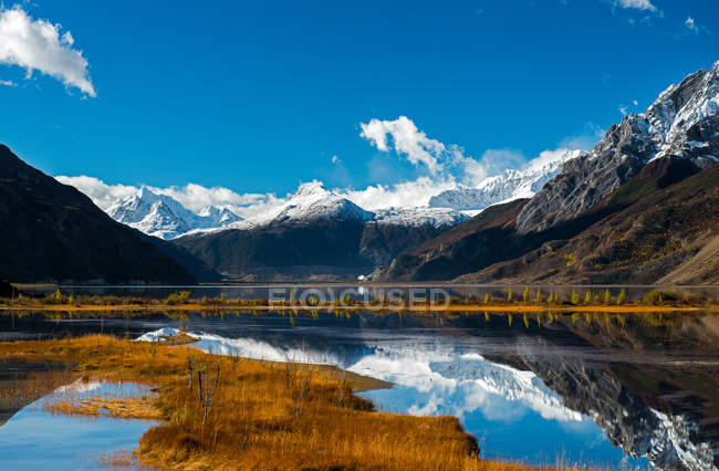 Beautiful landscape with scenic Laigu glacier in Tibet — Stock Photo