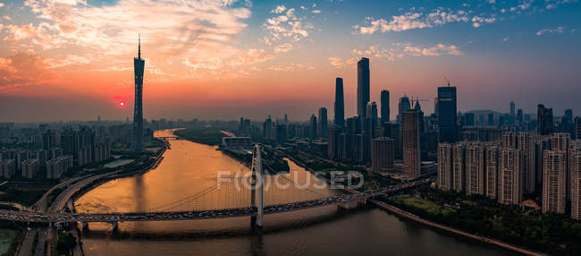Guangzhou vista urbana al atardecer, Guangdong, China - foto de stock