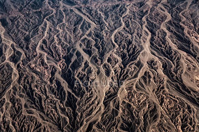 Вид с воздуха на горы и реки в провинции Ганьсу, Китай — стоковое фото