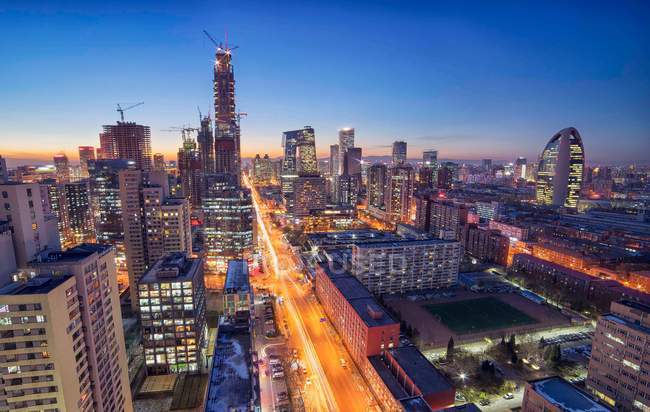Bâtiment CBD scène nocturne à Pékin, vue aérienne du paysage urbain — Photo de stock