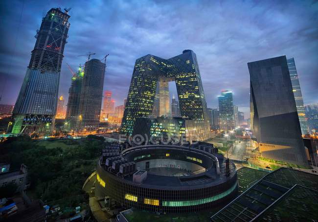 Cena noturna da cidade com arquitetura moderna em Pequim — Fotografia de Stock
