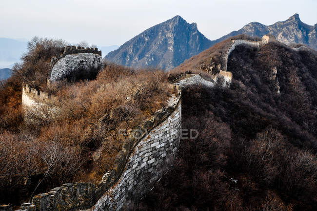 Vue à grand angle de l'ancienne Grande Muraille en automne — Photo de stock