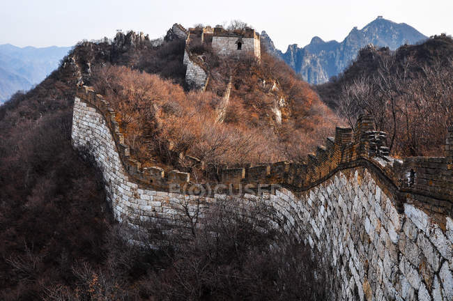 Vue à grand angle de l'ancienne Grande Muraille en automne — Photo de stock