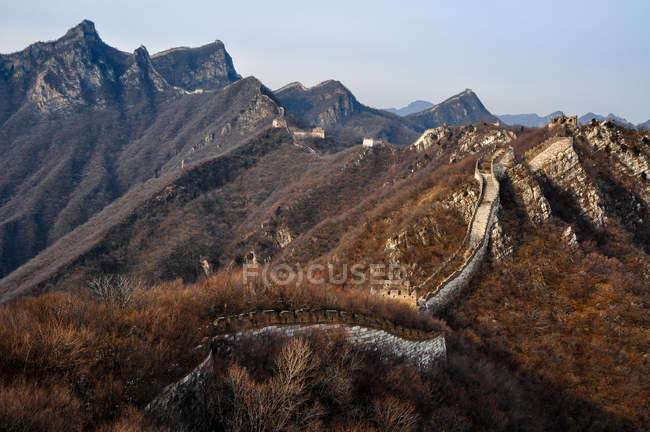 Vue panoramique de la célèbre Grande Muraille antique en automne — Photo de stock