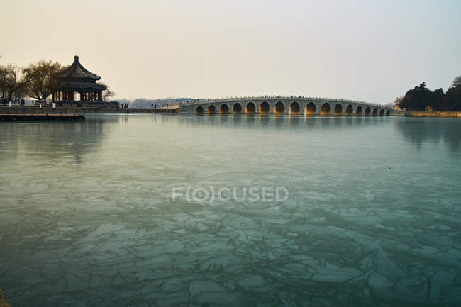Puente de diecisiete hoyos del Palacio de Verano en Beijing - foto de stock