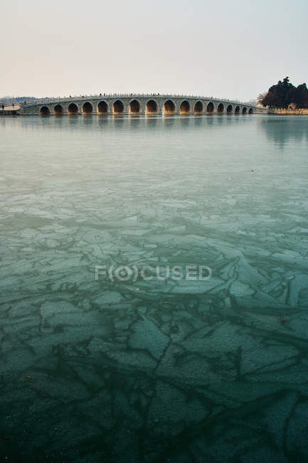 Puente de diecisiete hoyos del Palacio de Verano en Beijing - foto de stock