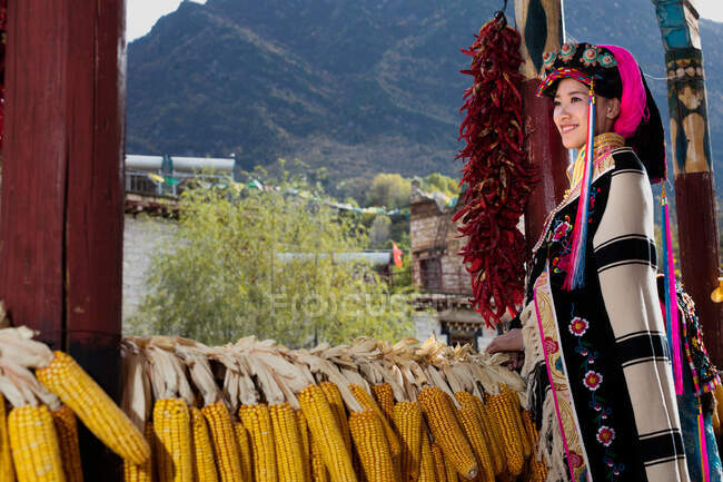 Una chica vestida con traje nacional en el condado de Badan, Sichuan provi - foto de stock