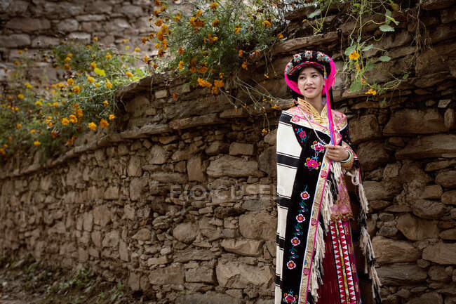 Une fille vêtue d'un costume national dans le comté de Badan, Sichuan provi — Photo de stock