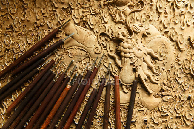 Traditionelle chinesische Gravierwerkzeuge für die Holzbearbeitung, Nahaufnahme — Stockfoto
