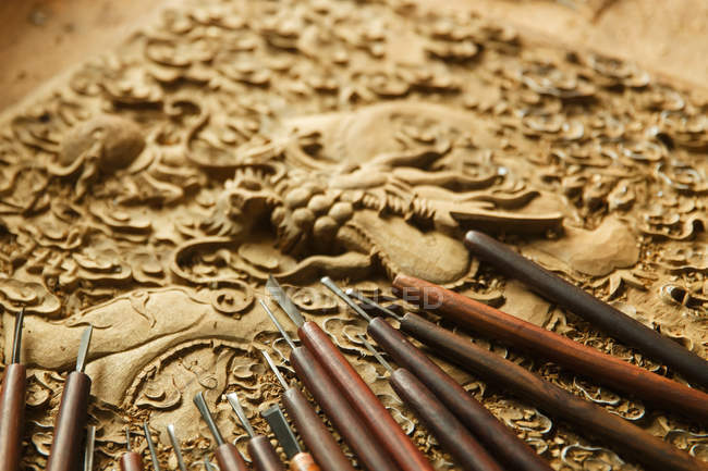 Outils de gravure sur bois chinois traditionnels, vue rapprochée — Photo de stock