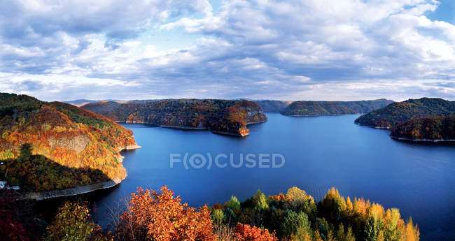 Bela paisagem de outono com montanhas, corpo de água e nuvens no céu — Fotografia de Stock
