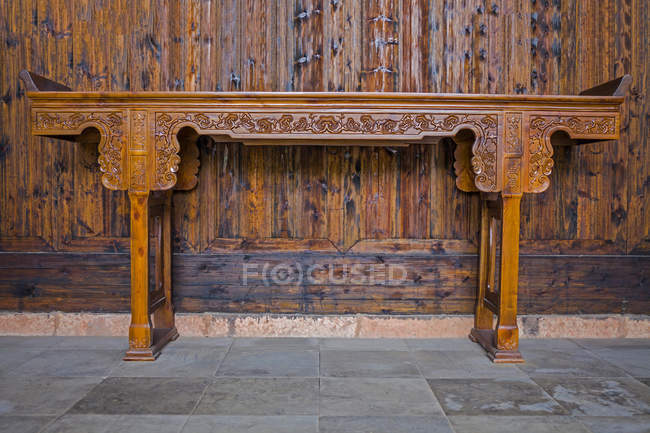 Bella scultura in legno antico indoor, concetto di scultura in legno — Foto stock