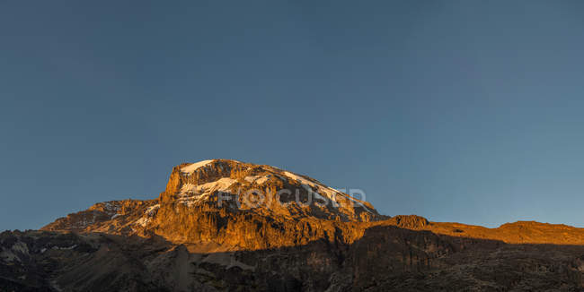 Increíble paisaje con montañas rocosas y cielo azul claro - foto de stock