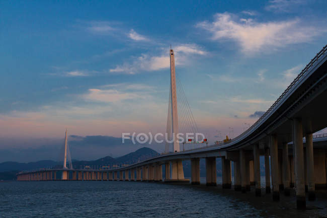 Puente de la Bahía de Shenzhen en la provincia de Guangdong, China - foto de stock