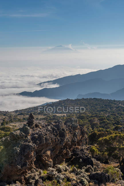 Stupefacente paesaggio montano con rocce e nuvole durante il giorno — Foto stock