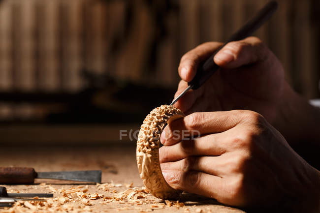 Ritagliato colpo di uomo durante la lavorazione del legno incisione in officina — Foto stock