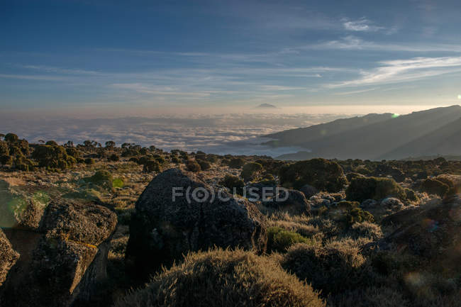 Incrível paisagem montanhosa com rochas e nuvens durante o dia — Fotografia de Stock