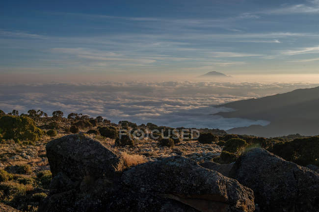 Дивовижний гірський пейзаж з камінням і хмарами вдень — стокове фото