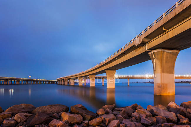 Jiaozhou Bay Bridge de Qingdao, provincia de Shandong, China — Stock Photo