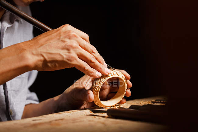 Vista parziale dell'uomo durante la lavorazione del legno incisione in officina — Foto stock