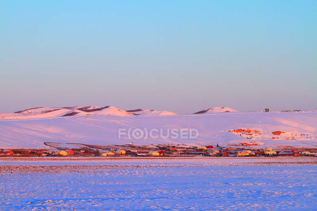 Escena de invierno y pueblo en Hulun Buir, Mongolia Interior - foto de stock