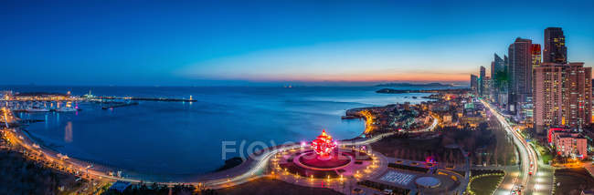 Vista notturna della città di Qingdao, Cina. Vista aerea — Foto stock
