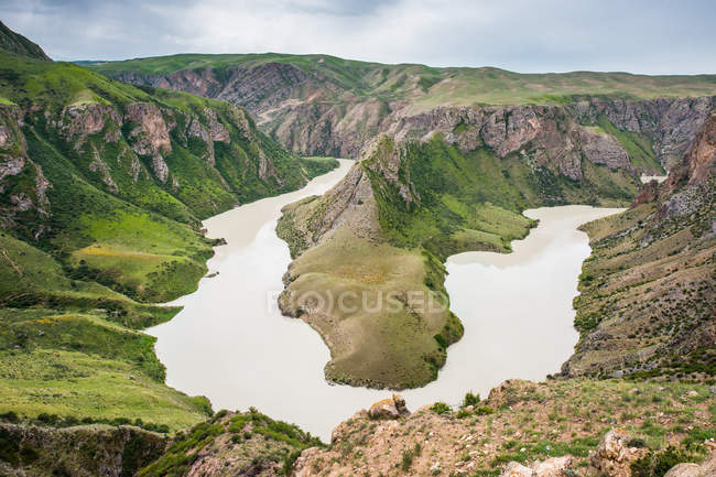 Bela paisagem de montanhas rochosas cobertas com vegetação verde e rio no cânion — Fotografia de Stock