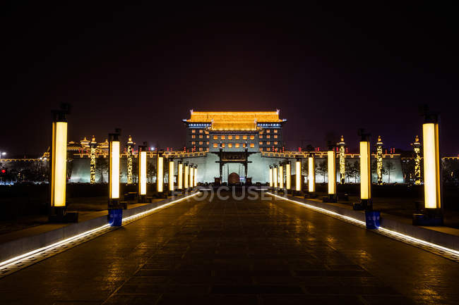 Vista noturna da arquitetura urbana em Xian, província de Shaanxi, China — Fotografia de Stock