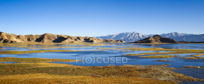 Belo lago em montanhas cênicas no dia ensolarado — Fotografia de Stock