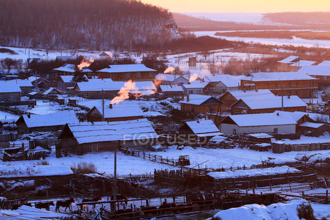 Dorf bei Sonnenaufgang mit Schnee bedeckt, innere Mongolei — Stockfoto