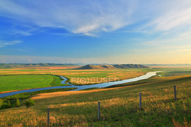 Hermoso paisaje con río tranquilo en Hulun Buir EerguNa, Mongolia Interior - foto de stock