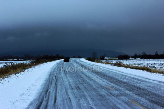Carretera en la nieve en Mongolia Interior, Hulun Buir - foto de stock